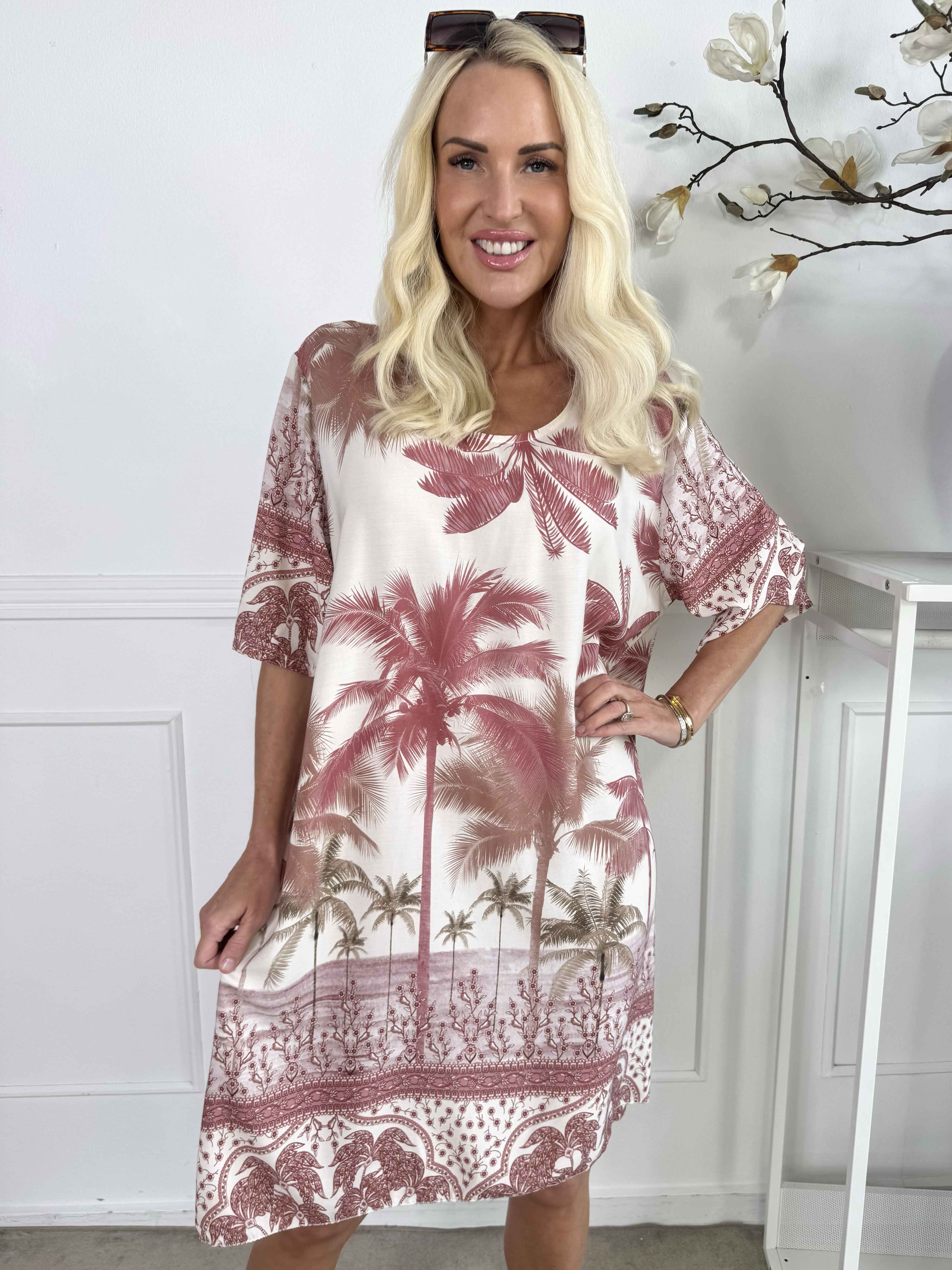 Julia - Sommerkjole med palmer og mønster